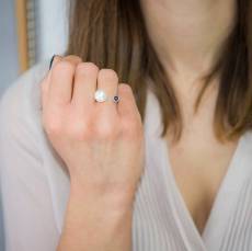 Ασημένιο δαχτυλίδι 925 με μαργαριτάρι και μαύρη πέτρα ζιργκόν 030171