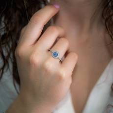 Λευκόχρυσο δαχτυλίδι ροζέτα Κ9 με λευκές και μπλε ζιργκόν 033359