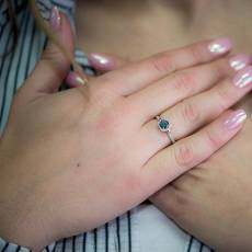 Χρυσό γυναικείο δαχτυλίδι K14 με τετράγωνη ροζέτα σε London Blue 035191