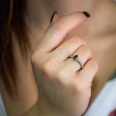 Λευκόχρυσο δαχτυλίδι Κ18 με Ζαφείρι σε δάκρυ και μπριγιάν 035560