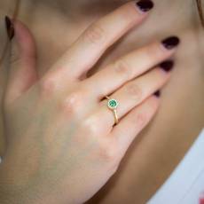 Χρυσό δαχτυλίδι με ροζέτα Κ14 και πράσινα ζιργκονάκια 035571