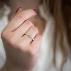 Γυναικείο δαχτυλίδι μονόπετρο Κ18 με μπριγιάν 035822