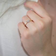 Γυναικείο χρυσό δαχτυλίδι με λευκές πέτρες Κ14 038646